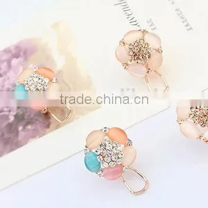 Wholesale White Pearl Decorated Clover Shape Design Alloy Stud Earrings thumbnail-2