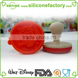 New Design Owl Shape Silicone Cookie Stamper, Biscuit Stamper With Wooden Handle thumbnail-1