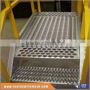Diamond Safety Grating Stair Treads (Tread Assurance) thumbnail-1