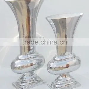 Aluminum Flower Vases With Polished Finish thumbnail-1