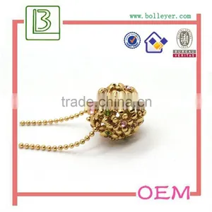 Round Shaped Flower With Diamonds Hollow Out Necklace Gold Jewelry thumbnail-2