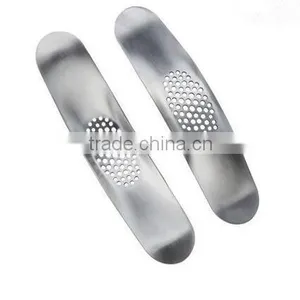 Cy282 Curved Garlic Stainless Steel 304/430 Multi-functional Manual Garlic Creative Twist Garlic Kitchen Worn Garlic thumbnail-4