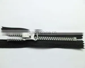 5# Plastic Resin Zipper Silver Teeth Zipper Close End Zipper With Plated Silver Thumb Puller Locking Slider Zipper thumbnail-1