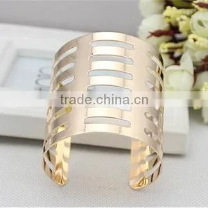 Women Gold Plated Hollow Link Wristlet Bangle With Stripes Design thumbnail-3