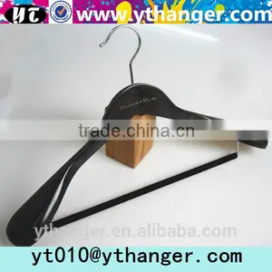 YY0530 Supplier Bulk Wide Shoulder Flat Wood Clothes Hanger Hotel Wooden Hanger thumbnail-5