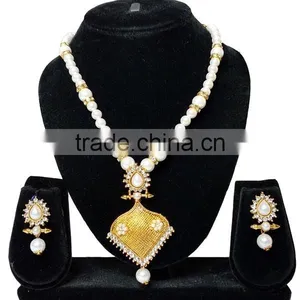 Fashion Neckless With Zaveri Pearls Jewellery Set thumbnail-1