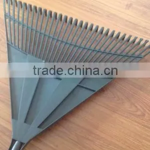 30T Green Wooden Handle Plastic Garden Rake thumbnail-2