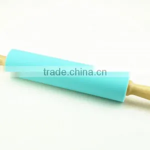 46018 Silicone Dough Pastry Flour Rolling Pin With Wooden Handle thumbnail-2