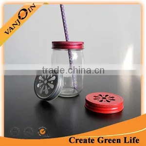 Decorate Daisy Lid With Straw Hole thumbnail-1