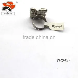 Fashion Jewelry Crystal Rhinestone Flower Petals Solid Band Ring China Factory Wholesale thumbnail-3