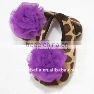 Baby Giraffe Crib Shoes With Dark Purple Rosettes thumbnail-1