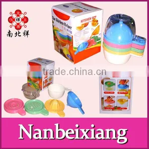 Colorful Plastic Manual Juicer thumbnail-1