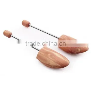 Cedar Travel Shoe Tree for Men thumbnail-1