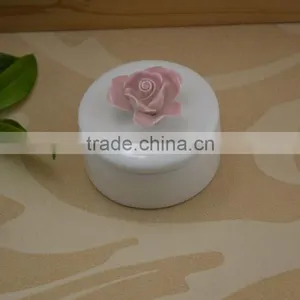 Wholesale White Porcelain Trinket Box With Flower Shape Design thumbnail-4