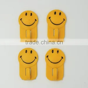 4pcs Strong Sticky Sticker Smile Face Plastic Self Adhesive Wall Hook thumbnail-1