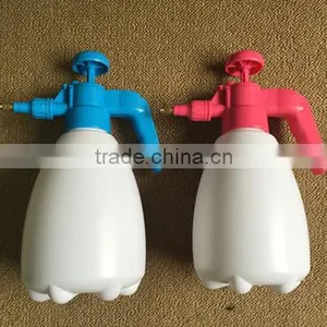2L High Quality Garden Plastic Manual Sprayer Pressure Sprayer thumbnail-3