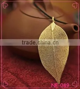 Best Selling Beautiful Leaf Shaped Gold Plated Alloy Pendant Necklace thumbnail-1