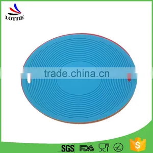 2016 Custom Food Grade Non-toxic Heat Insulation Anti-skid Design Silicone Baking Mat Pot Holder thumbnail-3