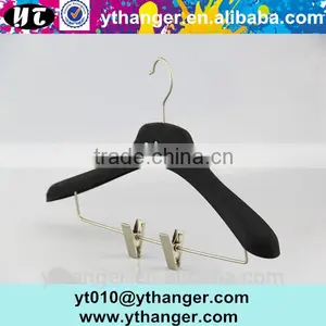 YY0444 Black Rubber Paint Clothes Hanger With Clips Plastic Hanger for Coat thumbnail-2