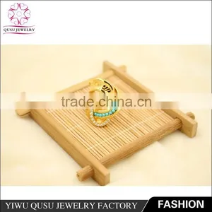 2015 Yiwu New Products Gold Plated Ring With Engrave Pattern and Green Plastic Beads thumbnail-4