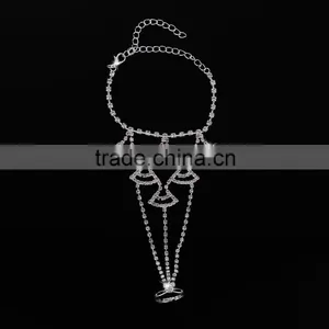 China Factory Supplier Women Jewelry Rhinestone Claw Chain Bracelet Connected Rings thumbnail-2