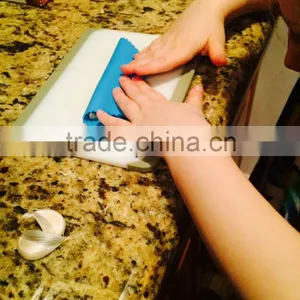 Kitchen Accessory Silicone Garlic Peeler thumbnail-3