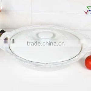 13.5" Oval Porcelain Bakeware With Lid thumbnail-2