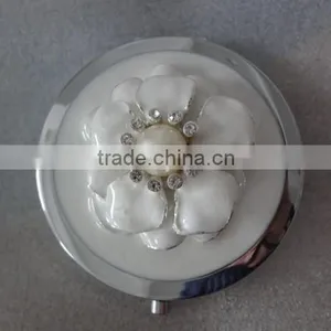 Jewelled Round Shape Pearl Surrounded Compact Mirror With Flower Decor thumbnail-1