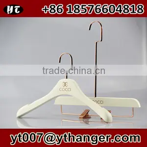 Luxury Customized Wooden Clothes Hanger With Bar for Suits in Large Shoulder thumbnail-4