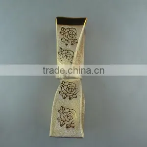 Beautiul Golden Porcelain Type Vase With Flower Design thumbnail-1