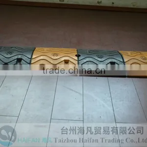 Traffic Road Reflective Rubber Speed Hump for Crossroads/heavy Strength Rubber Speed Hump Used in Intersection thumbnail-3