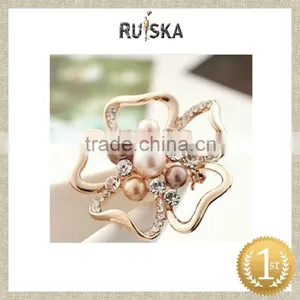 ALLOY HOLLOW FLOWER PEARL BROOCH GOLD PLATED thumbnail-1