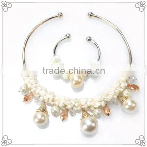 Metal Wire Half Open Round Shape Necklace With Charms Pendant thumbnail-1