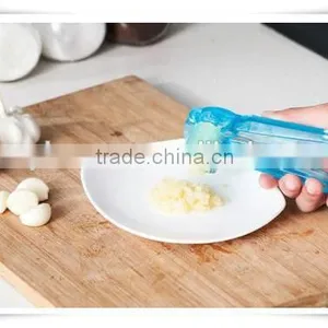 Fruit & Vegetable Tools Plastic Garlic Press Peeler Garlic Crusher Twist Kitchen Tool Helper Easy Used Kh002 thumbnail-2
