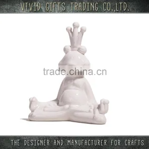 Custom Ceramic Porcelain Gold Crown Sitting Frog Garden Decoration thumbnail-2