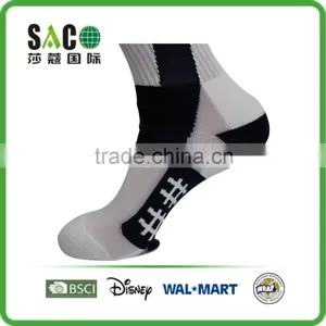 Well Pattern Black Coarse Drill White Nylon Sports Socks thumbnail-2