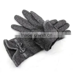 Women Touch Screen Woolen Gloves With Leather Bow Mouth and Hand Clasp thumbnail-4