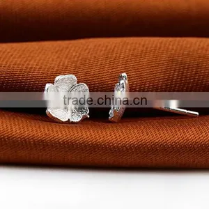 Fashion Elegant Women Cute Gold Silver Plated Daisy Flower Crystal Stud Earrings thumbnail-2