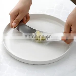 High Quality Creative Kitchen Tools Multifunction Garlic Press thumbnail-4