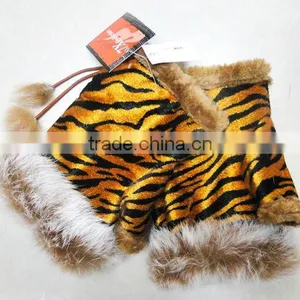 Chic Leopard Gloves thumbnail-1