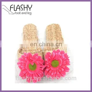 Wholesale Handwoven Grass Slippers Beach Shoes House Shoes Woman's Slippers thumbnail-1