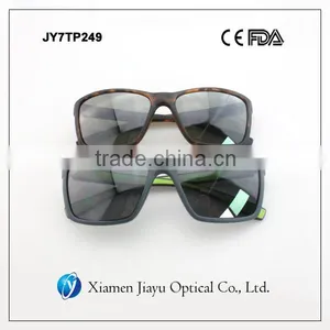High Quality Classic Fashion Polarized Sunglasses for Men and Woman thumbnail-1