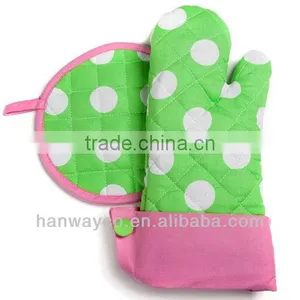 Oven Mitt & Hot Pad Set thumbnail-1