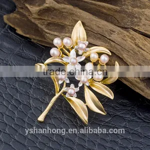 Gold-plated Natural Pearl Brooch Shawl Buckle Leaves thumbnail-3