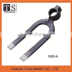 3 Prong Carbon Steel Garden Fork Hoe With Wooden Handle thumbnail-5
