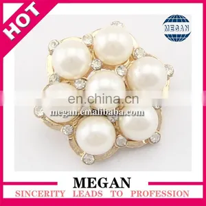 Popular Chinese Knot Wedding Rhinestone Pearl Buttons in Flower Shape thumbnail-1