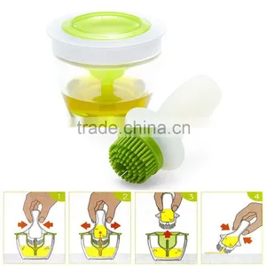 Good Quality Convenient Oil Bottle With Brush Kitchen Silicone Cooking Oil Brush thumbnail-4