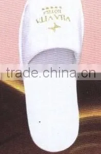 White Disposable Hotel Slipper With Embroideried Customized Logo thumbnail-1