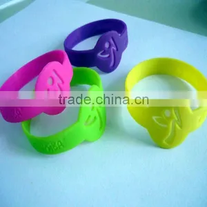 Fashionable Hollow Silicone Wristband thumbnail-1