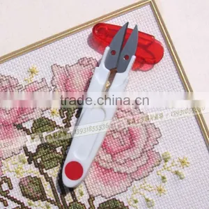 Wholesale Variable Colors Scissors With With a Transparent Lid Used in Cross Stitch thumbnail-3